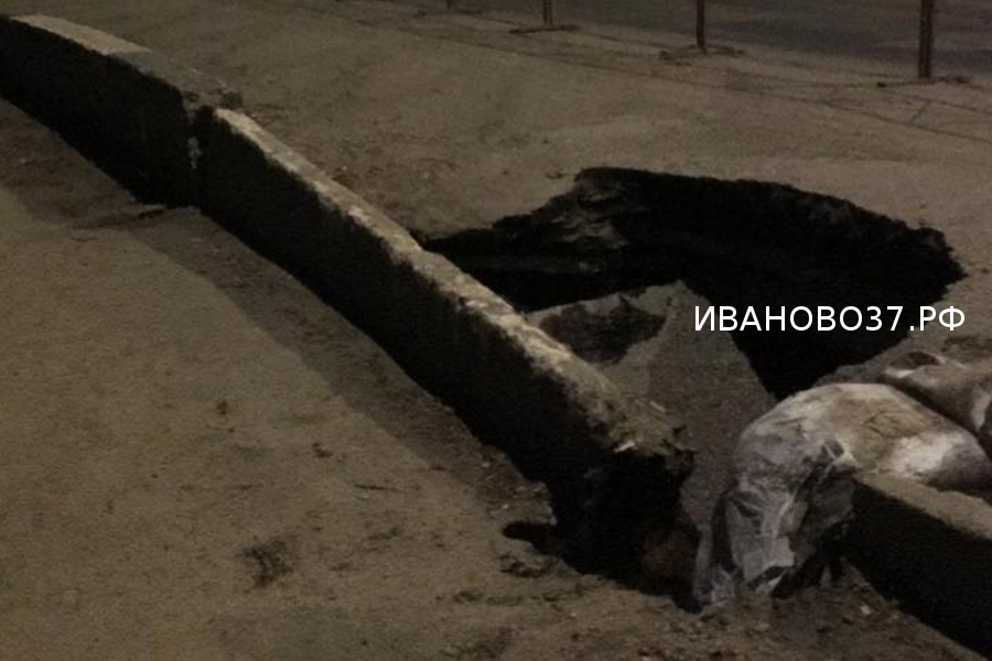 На мосту по улице Смирнова образовался глубокий провал На мосту по улице Смирнова образовался глубокий провал