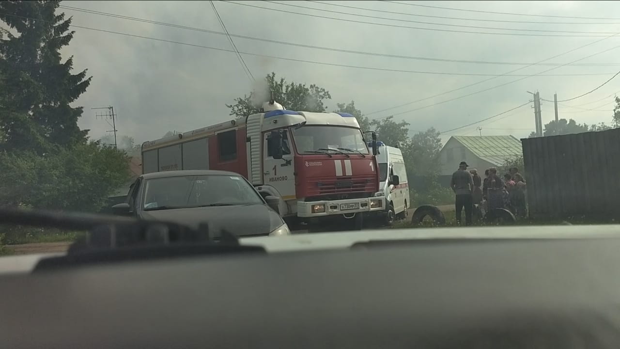 Пожарный пострадал в пожаре на 3-й Межевой по время спасения погорельца Пожарный пострадал в пожаре на 3-й Межевой по время спасения погорельца