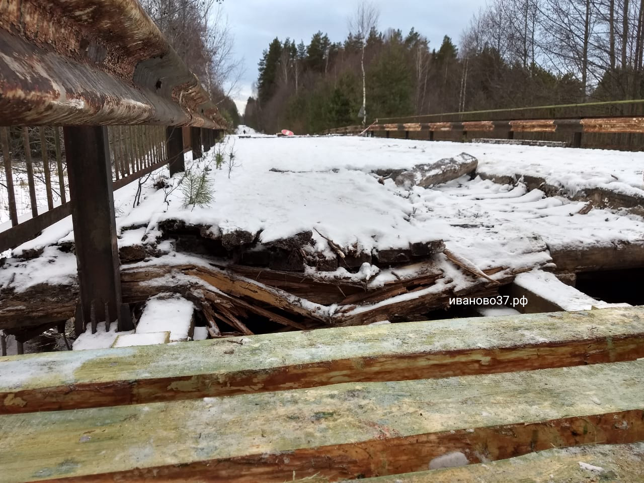 В Лухском районе начали чинить разрушенный мост В Лухском районе начали чинить разрушенный мост
