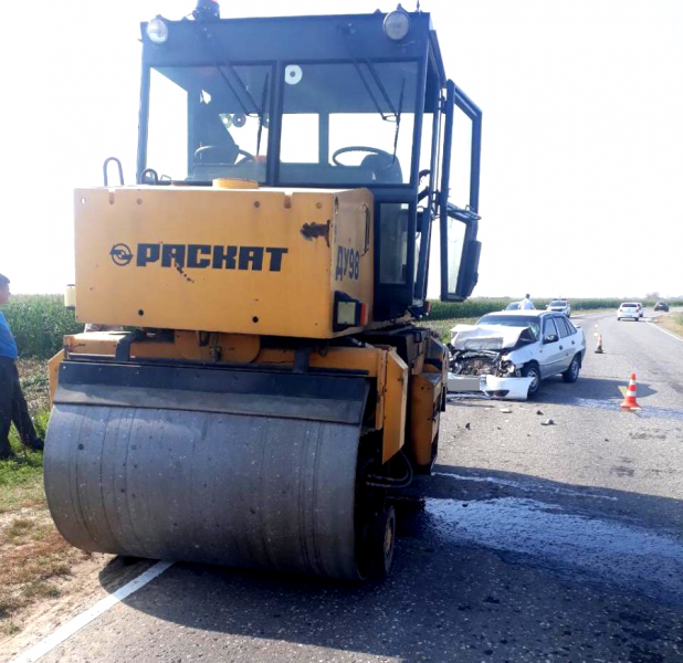 В Гаврилов-Посадском районе «Дэу Нексия» налетела на дорожный каток В Гаврилов-Посадском районе «Дэу Нексия» налетела на дорожный каток