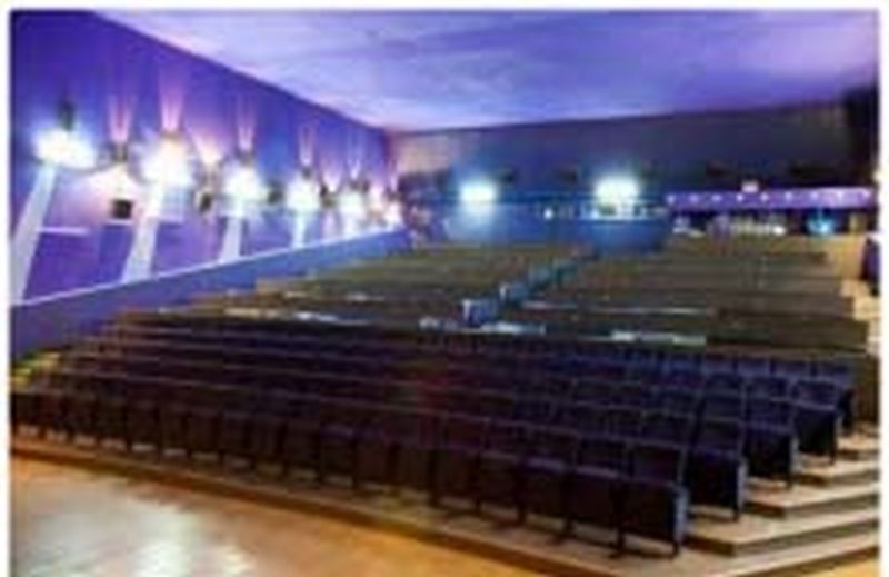 Почему закрыли кинотеатр Искра: приставы арестовали за долги Почему закрыли кинотеатр Искра: приставы арестовали за долги