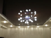 Что лучше: люстра или точечные светильники?