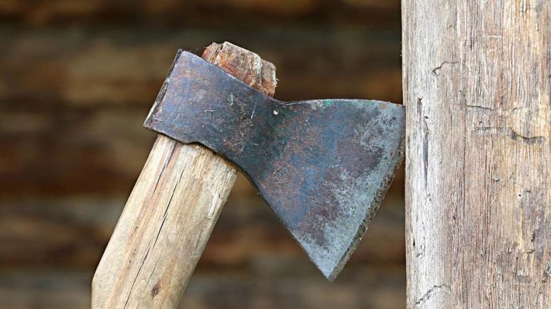 Полицейские в Вичуге задержали мужчину, разгуливавшего по городу с топором Полицейские в Вичуге задержали мужчину, разгуливавшего по городу с топором