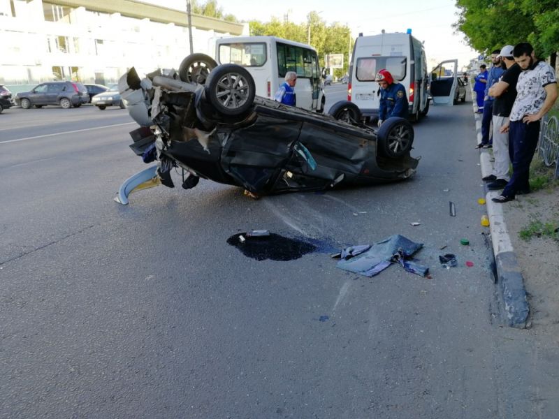 Авария на проспекте Ленина: автомобиль перевернулся на крышу Авария на проспекте Ленина: автомобиль перевернулся на крышу