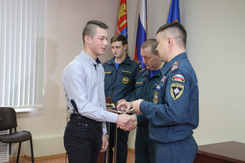 МЧС наградило за спасение людей на пожаре двух школьников МЧС наградило за спасение людей на пожаре двух школьников