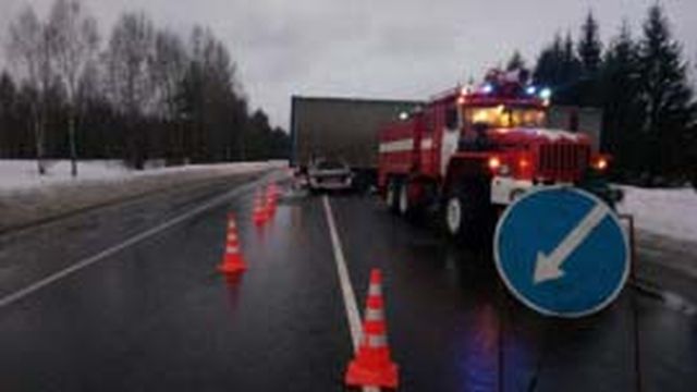 Авария в Тейковском районе с фурой: водитель ВАЗа погиб, провокатор скрылся УМВД России по Ивановской области разместило уточненную информацию по утренней аварии в Тейковской районе. На трассе произошло столкновение фуры и ВАЗа. По одной из версий, водитель еще одного легкового автомобиля, спровоцировавший ДТП, оказался на встречной полосе выполняя обгон.