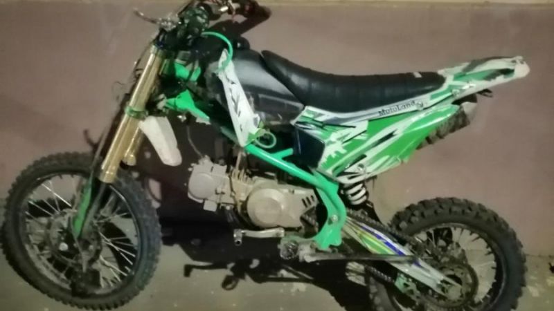 На улице П.Большевикова 16-летний мотоциклист без прав врезался в бордюр На улице П.Большевикова 16-летний мотоциклист без прав врезался в бордюр