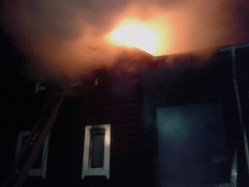 В Афанасово ночью был пожар — сгорели полдома и кровля В Афанасово ночью был пожар - сгорели полдома и кровля