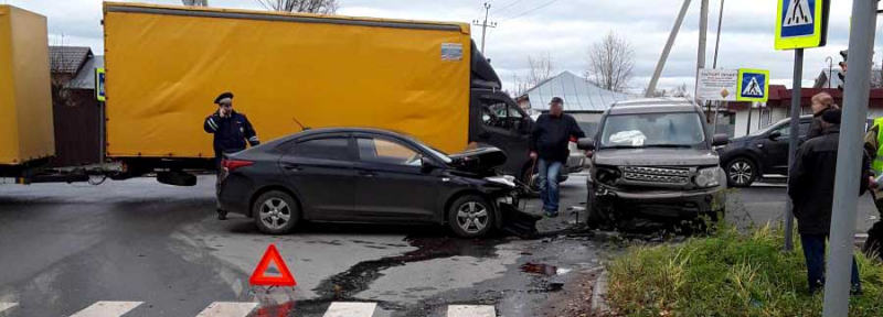 На перекрестке Г.Фейгина – Окуловой «Ленд Ровер» налетел на «Хенде Солярис» На перекрестке Г.Фейгина – Окуловой «Ленд Ровер» налетел на «Хенде Солярис»