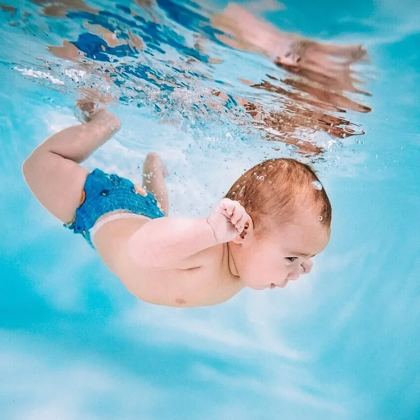 С какого возраста можно плавать. Бассейн для грудничков. Дети в бассейне. С какого возраста можно плавать. С какого возраста можно плавать.