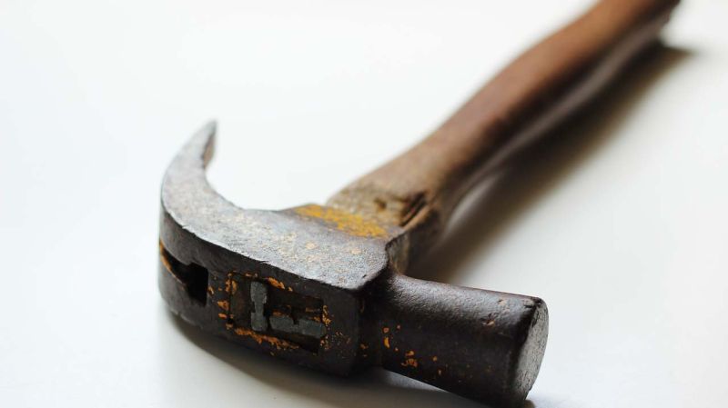 В Вичуге рецидивист сядет в тюрьму за показанный им молоток В Вичуге рецидивист сядет в тюрьму за показанный им молоток