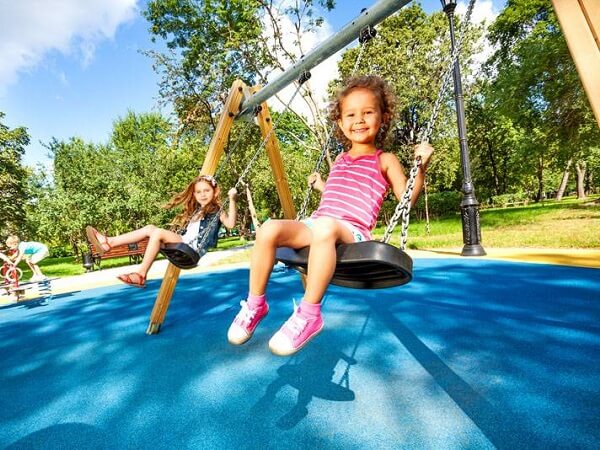 Основные преимущества качелей для детских площадок