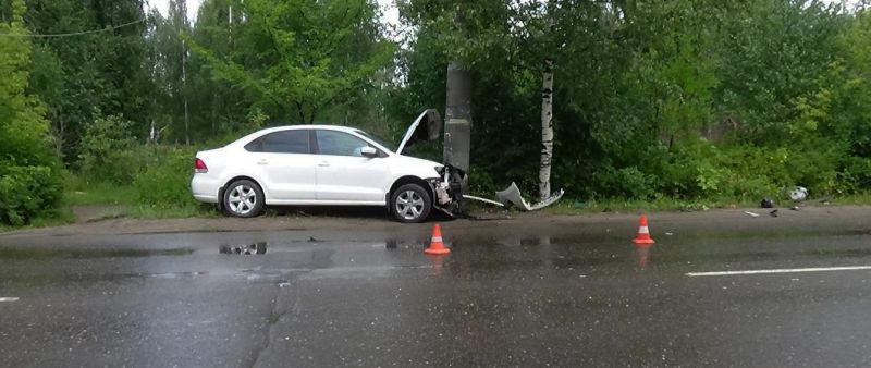 Авария в Кинешме: «Фольксваген» врезался в столб линии электропередач Авария в Кинешме: Фольксваген врезался в столб линии электропередач