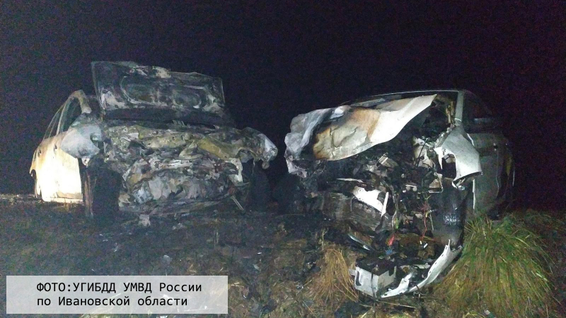 На трассе Иваново-Ярославль Logan сгорел после ДТП с Яндекс.Такси На трассе Иваново-Ярославль Logan сгорел после ДТП с Яндекс.Такси