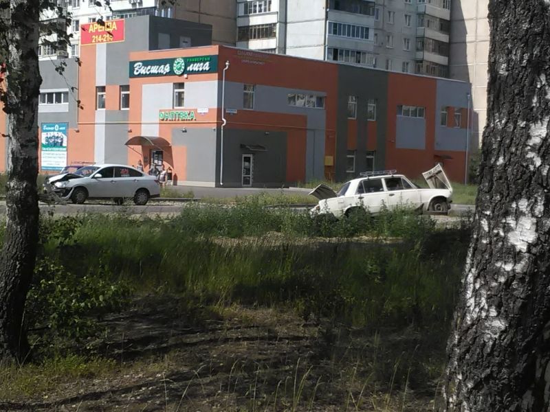 На Кохомском шоссе ВАЗ врезался в иномарку и налетел на люк На Кохомском шоссе ВАЗ врезался в иномарку и налетел на люк