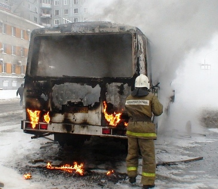 Пожар на Станкостроителей: выгорел припаркованный автобус Пожар на Станкостроителей: выгорел припаркованный автобус