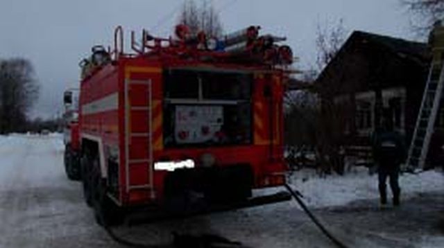 Пожар в Юже на Вокзальной утром уничтожил жилой дом Пожар в Юже на Вокзальной утром уничтожил жилой дом