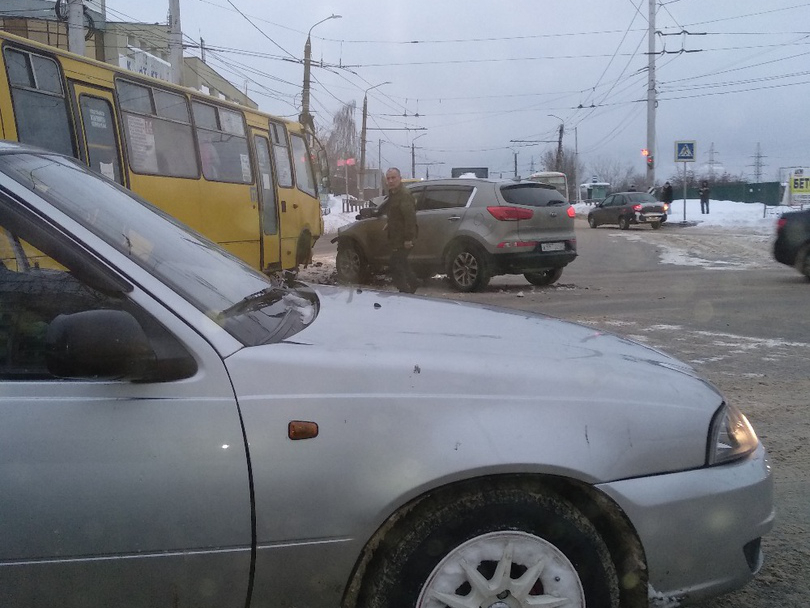 Произошла авария маршрутки на Куконковых — Большевикова Произошла авария маршрутки на Куконковых — Большевикова с кроссовером