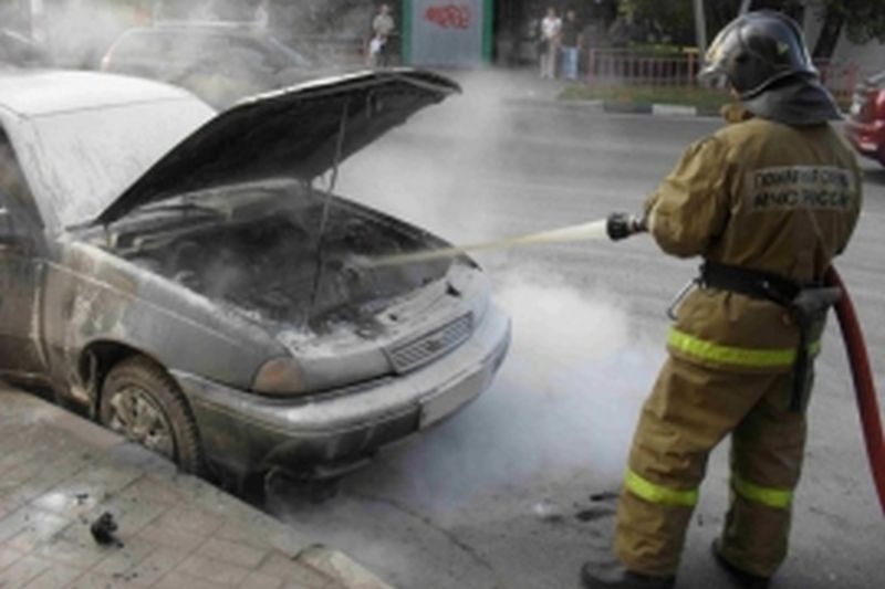 Ночью на улице Ванцетти сгорели сразу два автомобиля Ночью на улице Ванцетти сгорели сразу два автомобиля