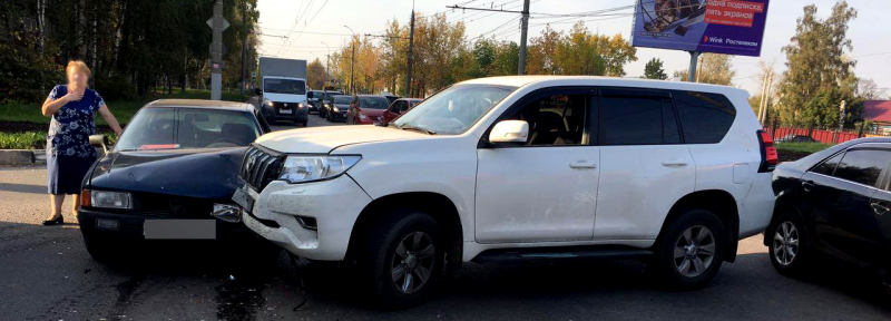На перекрестке Куконковых-Панина «Тойота Ленд Крузер» влетел в «Ауди» На перекрестке Куконковых-Панина «Тойота Ленд Крузер» влетел в «Ауди»