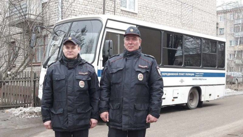 Двое полицейских спасли двух спасающих имущество женщин на пожаре Двое полицейских спасли двух спасающих имущество женщин на пожаре