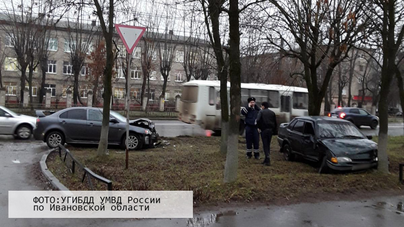 Авария на проспекте Строителей: столкнулись ВАЗ и Mitsubishi Авария на проспекте Строителей: столкнулись ВАЗ и Mitsubishi