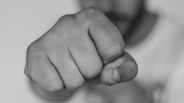 В Ильинском районе муж сломал жене ключицу за разговоры по телефону В Ильинском районе муж сломал жене ключицу за разговоры по телефону