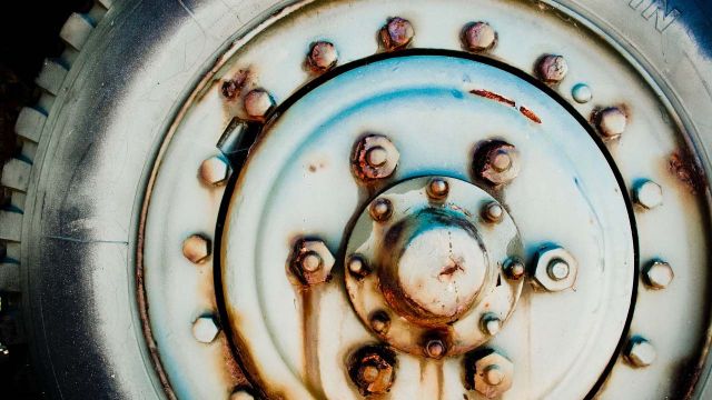 В Южском районе грузовик переехал школьника-зацепера В Южском районе под колеса прицепа грузового автомобиля попал подросток