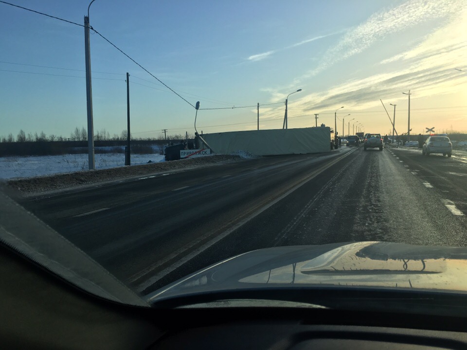 Фура перевернулась в Приволжске: авария у Ширяихи попала на видео Фура перевернулась в Приволжске: авария у Ширяихи попала на видео