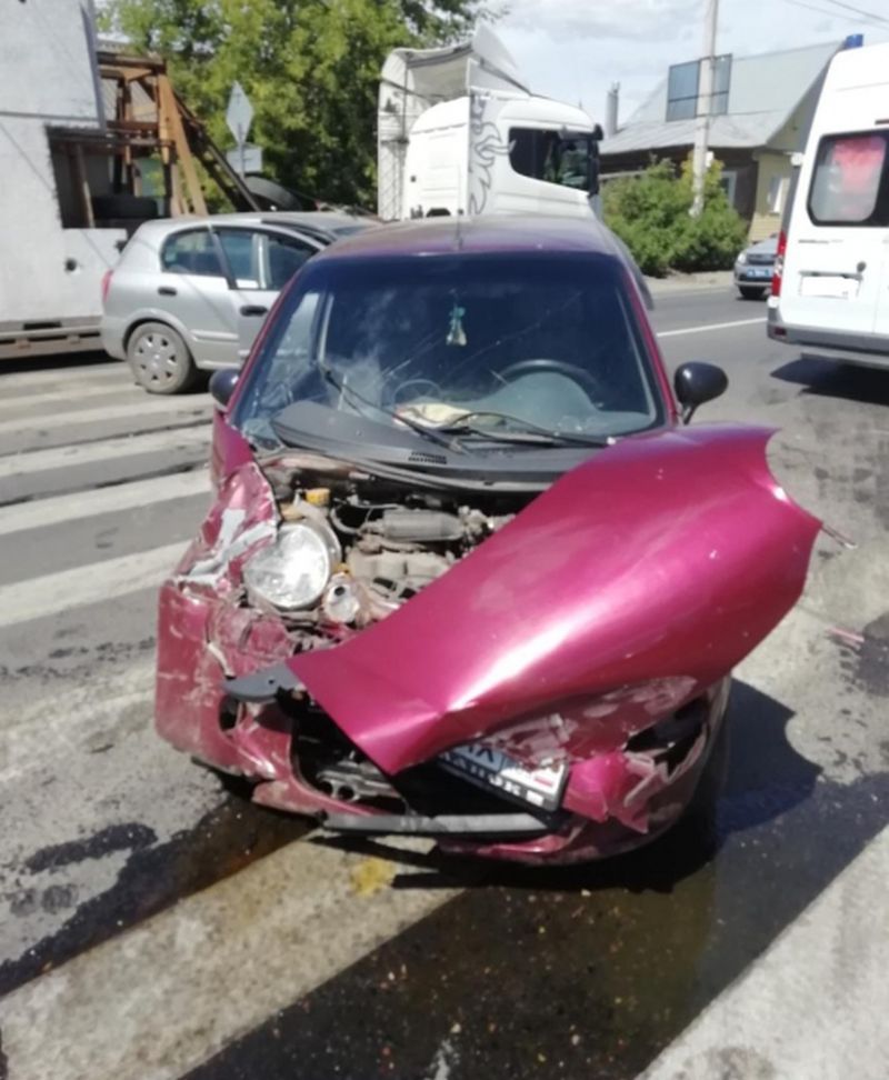 На перекрестке Герасима Фейгина – Окуловой столкнулись «Ниссан» и «Дэу» На перекрестке Герасима Фейгина – Окуловой столкнулись «Ниссан» и «Дэу»