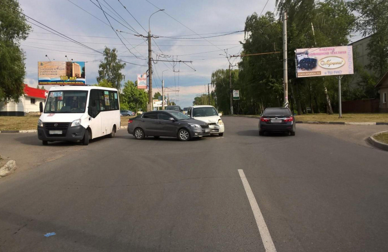 Тройная авария на перекрестке Жиделева-Громобоя Тройная авария на перекрестке Жиделева-Громобоя