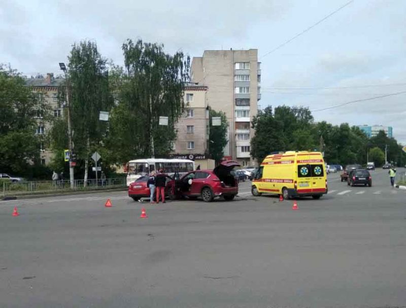 Авария на перекрестке проспекта Ленина – улицы Якова Горелина Авария на перекрестке проспекта Ленина – улицы Якова Горелина