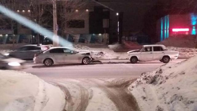 Авария на Куконковых: иногородний водитель на BMW запутался в полосах Авария на Куконковых: иногородний водитель на BMW запутался в полосах