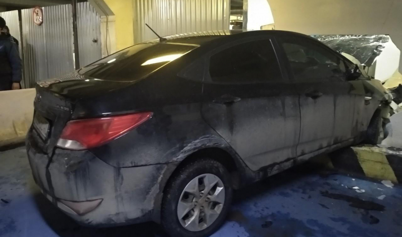 Авария на парковке торгового центра в Иваново: водитель наехал на стену Авария на парковке торгового центра в Иваново: водитель наехал на стену