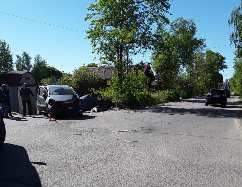 ВАЗ и «Ситроен» столкнулись на перекрестке Генерала Белова -Торфяной ВАЗ и «Ситроен» столкнулись на перекрестке Генерала Белова -Торфяной