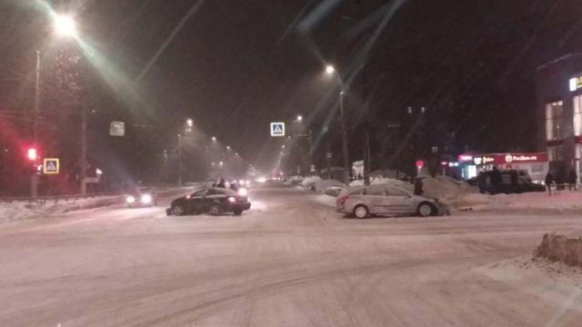 Девушка за рулем Mercedes в ДТП на Строителей сломала ногу водителю Девушка за рулем Mercedes в ДТП на Строителей сломала ногу водителю