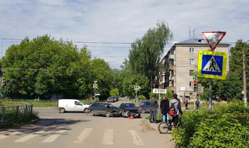 Авария на перекрестке Ташкентская – Благова парализовала движение Авария на перекрестке Ташкентская – Благова парализовала движение
