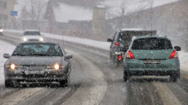 Семилетняя девочка попала под колеса автомобиля Семилетняя девочка попала под колеса автомобиля