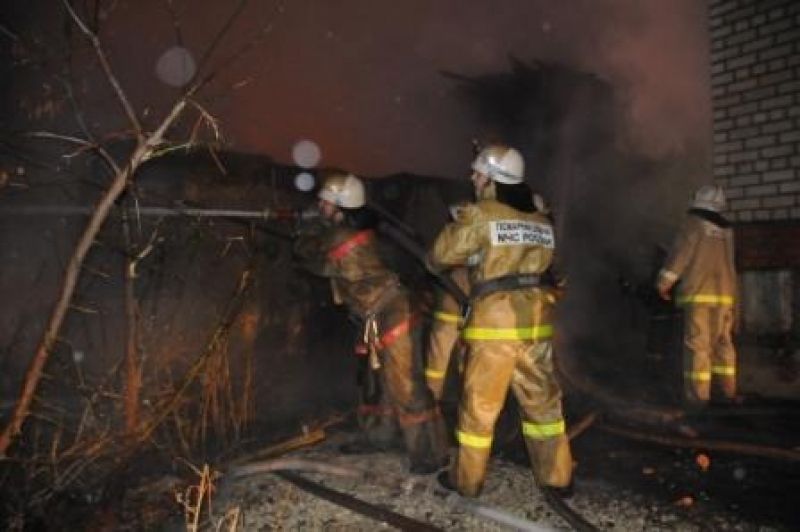 На Чайковского ночью сгорели секционные сараи на 90 квадратах На Чайковского ночью сгорели секционные сараи на 90 квадратах