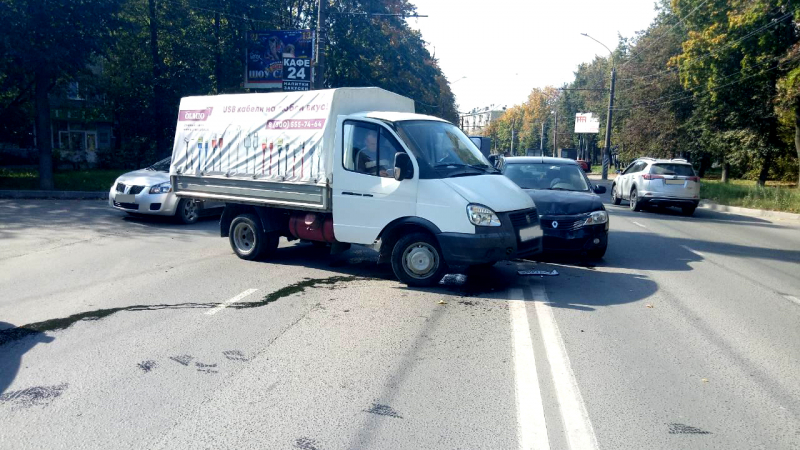 Авария на улице Громобоя: грузовик не уступил дорогу иномарке Авария на улице Громобоя: грузовик не уступил дорогу иномарке