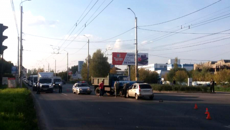 Столкновение на красный свет на перекрестке Домостроителей-Кохомское шоссе Столкновение на красный свет на перекрестке Домостроителей-Кохомское шоссе