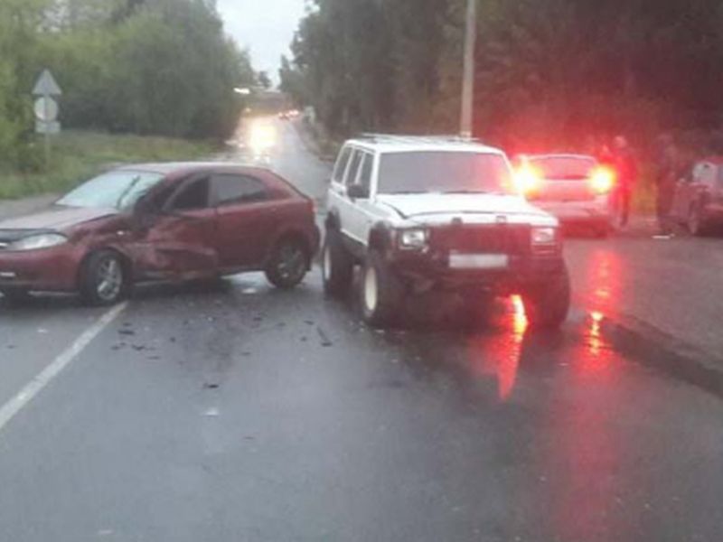 Авария в Шуе: «Джип» вылетел на встречку и врезался в «Шевроле» Авария в Шуе: «Джип» вылетел на встречку и врезался в «Шевроле»