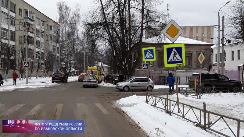 Три человека пострадали в аварии на Рябининой Три человека пострадали в аварии на Рябининой