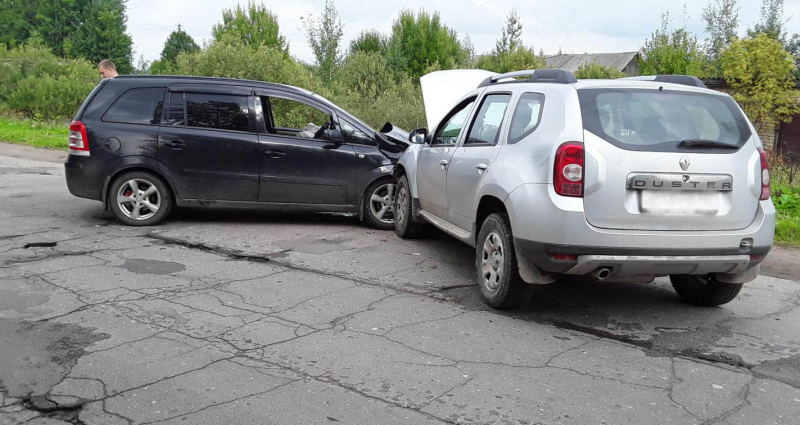 Три человека пострадало в аварии в Лежневском районе Три человека пострадало в аварии в Лежневском районе