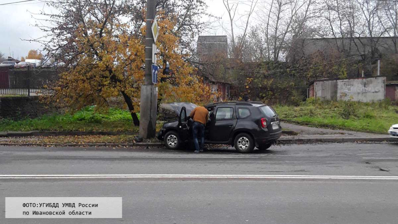 На Улице Сарментовой «Рено Дастер» врезался в опору уличного освещения На Улице Сарментовой «Рено Дастер» врезался в опору уличного освещения