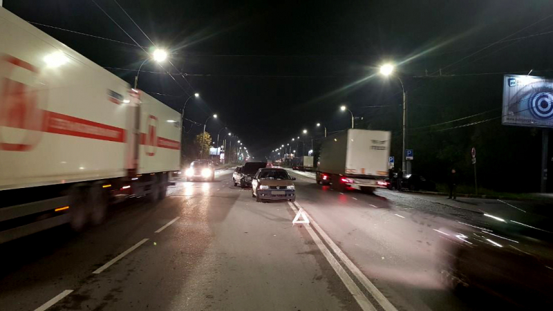 На Станкостроителей «ВАЗ» налетел на стоявший «Фольксваген» На Станкостроителей «ВАЗ» налетел на стоявший «Фольксваген»