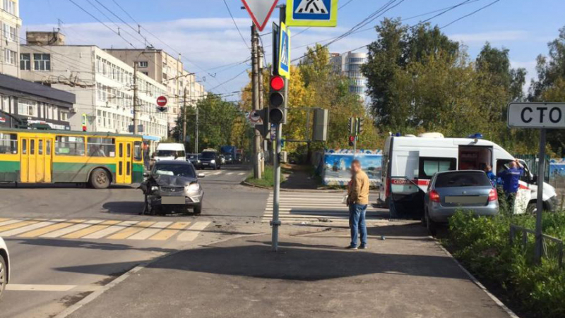 Авария на Кузнецова: автоледи на видео разворачивалась «под кирпич» Авария на Кузнецова: автоледи на видео разворачивалась «под кирпич»