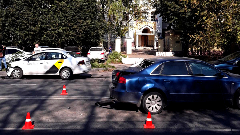 Авария на Велижской: Фольксваген врезался в остановившийся Ауди Авария на Велижской: Фольксваген врезался в остановившийся Ауди