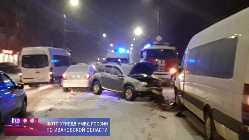 Авария на Куконковых: в маршрутке пострадали шестеро пассажиров Авария на Куконковых: в маршрутке пострадали шесть пассажиров