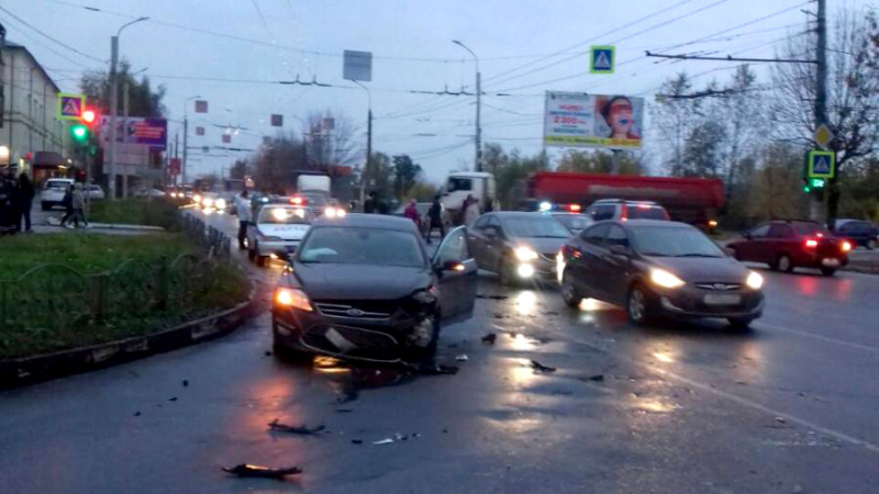 На Куконковых столкнулись ВАЗ и Форд Мондео: в аварии двое пострадавших На Куконковых столкнулись ВАЗ и Форд Мондео: в аварии двое пострадавших